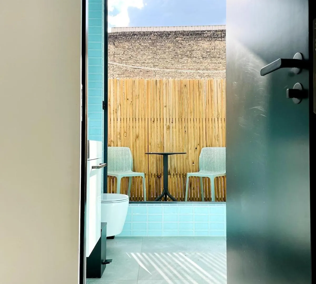 Room With A Bathroom And Private Entrance Door Berlin Allemagne