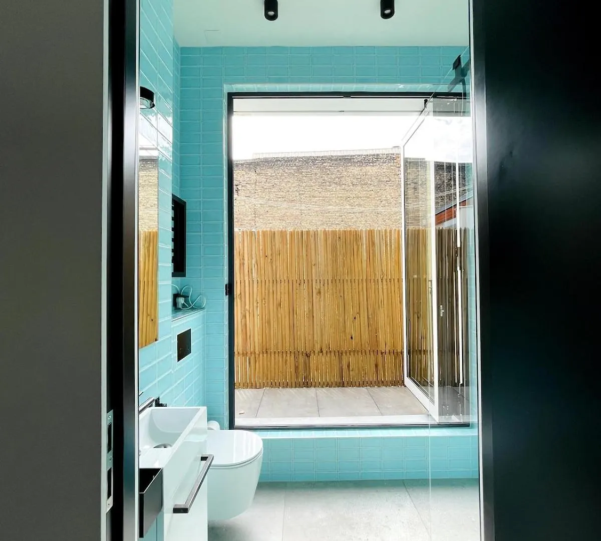 Room With A Bathroom And Private Entrance Door Berlin